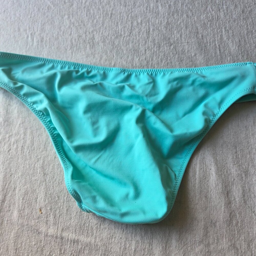 2 Pairs of bikini bottoms. XS - Picture 6 of 7